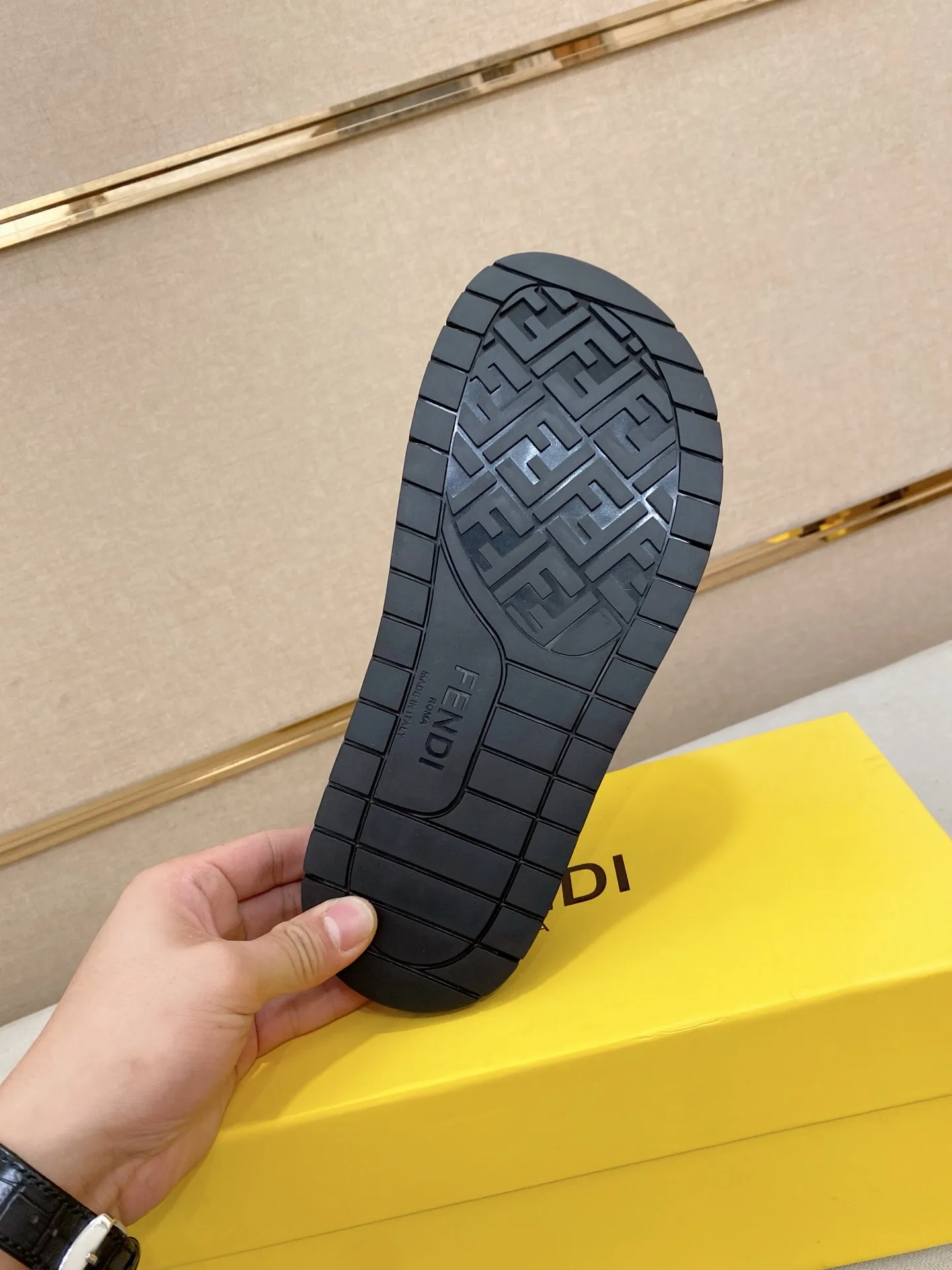 Factory price: 320💰 [Fendi Slippers] High-end brand of men's shoes, official website 1:1 latest masterpiece: original mold customization, the fabric is made of imported original materials, upgraded outsole, lighter and non-slip. The market's top quality, simple yet tasteful, a must-have for fashionistas, fashionable at your feet, full of confidence, the same style at the counter 👍The season of summer slippers is here. Code: 38-44 (45 is custom-made and cannot be returned or exchanged)